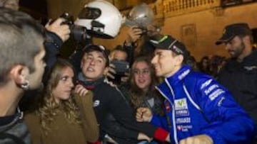 Jorge Lorenzo posa junto a sus fans en Palma de Mallorca.