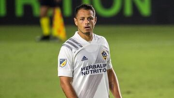 El delantero mexicano Chicharito Hernández marcó doblete con LA Galaxy, pero después falló un penal al intentarlo a lo 'Panenka'.