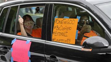 ARCHIVO - En esta foto de archivo del 22 de julio de 2020, los automovilistas participan en una protesta de la caravana frente a la oficina del senador John Kennedy en el Edificio Federal Hale Boggs pidiendo la extensi&oacute;n de los $ 600 en beneficios de desempleo a las personas sin trabajo debido a la coronavirus en Nueva Orleans, La.