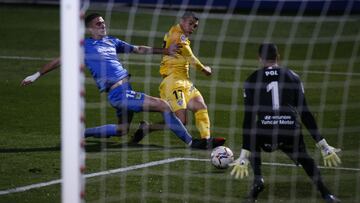Yanis Rahmani marca con el Málaga un gol al Fuenlabrada.