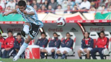Las 2 genialidades de Riquelme en debut de Bielsa en la Roja