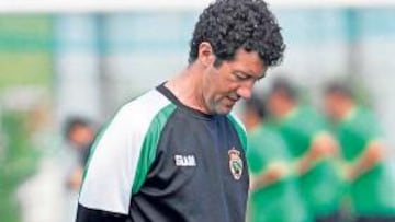 <b>PENSATIVO. </b>Mandiá ha utilizado a casi todos sus futbolistas.