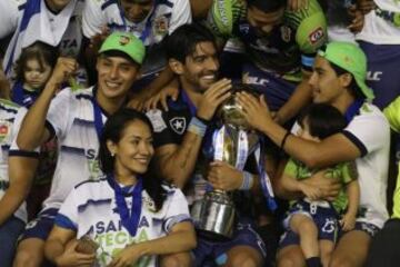 Santa Tecla junto con el ‘Loco’ Abreu terminó el 2016 como campeones de primera División en vencer en partido único en la final 2-3 a Alianza.