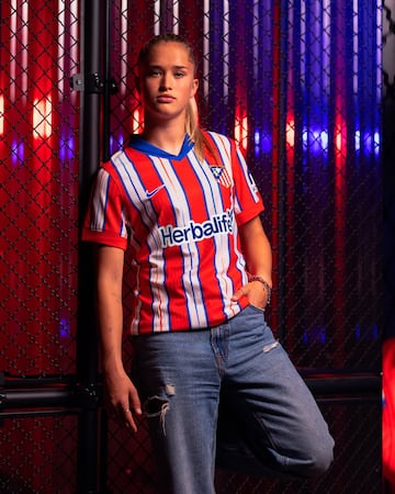 La nueva equipación del Atlético de Madrid rinde homenaje a la memorable campaña 1995/96, la de la conquista del mítico Doblete con la consecución del campeonato liguero y de la Copa del Rey.