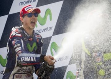 El piloto español de MotoGP Jorge Lorenzo, celebra su victoria en la carrera del Gran Premio Aragón de MotoGP 