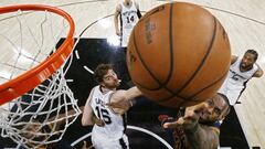 LWS107. SAN ANTONIO (TX, EE.UU.), 27/03/2017.- LeBron James (2d) de Cavaliers en acci&oacute;n ante el espa&ntilde;ol Pau Gasol (c) de Spurs hoy, 27 de marzo de 2017, durante un juego de la NBA en el AT&amp;T Center de San Antonio, Texas (EE.UU.). EFE/LARRY W. SMITH