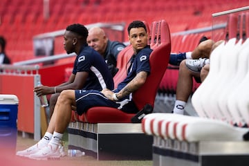 El lateral derecho es otro jugador retirado. Tras su paso por equipos como el PSG, donde consiguió cuatro Ligues 1 entre otros títulos, el Fenerbahce o el Cagliari, se fue a la MLS, donde ganó el Campeonato Canadiense con el Toronto. Se retiró en agosto de 2019.