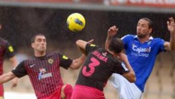 <b>LUCHA BAJO LA LLUVIA. </b>Juanra y Arbilla intentan despejar un balón ante la presencia de José Mari e Íñigo Vélez.