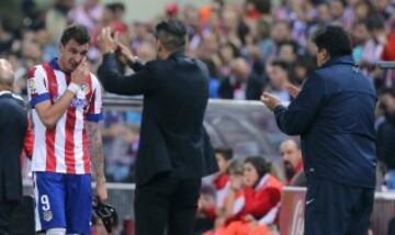 Cambio de Mario Mandzukic, que jugó con máscara.