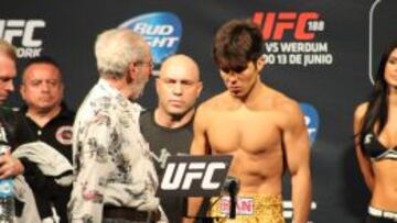 El peleador mosca en UFC 188 en la Ciudad de México.