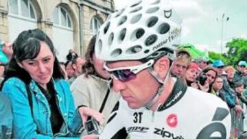 <b>SOLICITADO. </b>Sastre firmó autógrafos antes de la etapa de ayer.