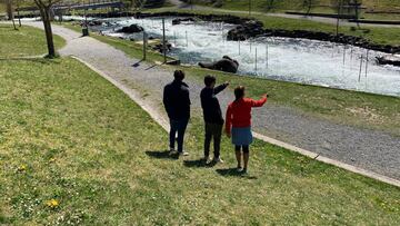 Los t&eacute;cnicos Xabi Taberna (1i), Guille D&iacute;ez-Canedo (c) y Anais Bouchet (1d) observan el canal de Pau, en el que estos d&iacute;as se entrenan los palistas espa&ntilde;oles para preparar el Europeo 2019. 