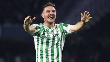 Joaquín celebra su gol olímpico en el Betis-Valencia.