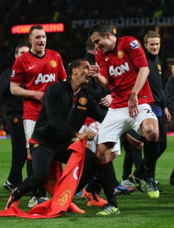 El Manchester United campeón. Rio Ferdinan y Van Persie.