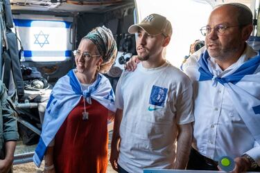 El rehén israelí liberado, Eitan Abraham Mor, retenido en Gaza desde el mortal ataque del 7 de octubre de 2023 por Hamás, como parte de un intercambio de prisioneros por rehenes y un acuerdo de alto el fuego entre Israel y Hamás, se reúne con su familia en Reim.