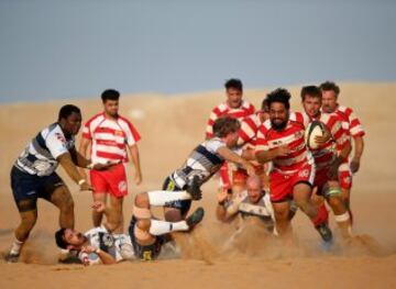 At¨ªpico partido de rugby en los Emiratos ?rabes entre los RAK Goats y los 'Beaver Nomads'.