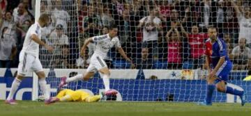 El centrocampista colombiano del Real Madrid James Rodríguez celebra su gol, cuarto del equipo, durante el partido de la primera jornada de la fase de grupos de la Liga de Campeones que Real Madrid y FC Basilea disputan esta noche en el estadio Santiago Bernabéu, en Madrid. 