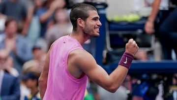 Carlos Alcarazcelebra su victoria contra Novak Djokovic en el US Open.