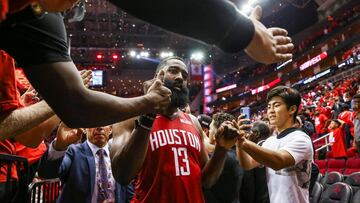 James Harden se despide de la afici&oacute;n tras un partido de los Houston Rockets ante los Golden State Warriors de los playoffs de la NBA 2019