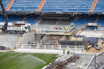 Los trabajos de remodelación del estadio del Real Madrid siguen sin pausa. A unos días del estreno los esfuerzos se centran en el terreno de juego.