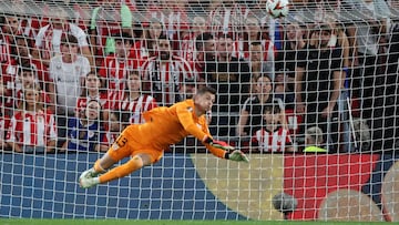 BILBAO, 24/10/2024.- El portero del Athletic Club de Bilbao Julen Agirrezabala efectúa una parada en el partido de Liga Europa ante el Slavia Praga que disputan este jueves en el estadio de San Mamés, en Bilbao. EFE/ Luis Tejido