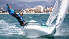 Nicol&aacute;s Rodr&iacute;guez y Jordi Xammar cruzan la l&iacute;nea de llegada de la Medal Race final de la clase 470 del Trofeo Princesa Sof&iacute;a logrando la medalla de plata.