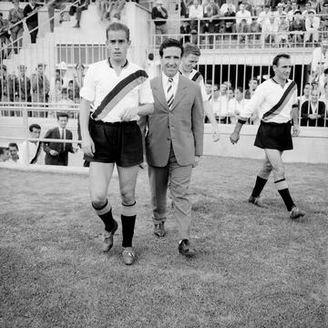 En 1958 el FC Barcelona ficha como nuevo técnico al argentino Helenio Herrera, avalado por sus 2 ligas en el Atlético de Madrid y su buen trabajo durante 4 años en el Sevilla FC. El bonaerense estuvo dos temporadas en el Barça y sacó el mejor rendimiento de Suárez, el cual se convirtió en la nueva referencia je del equipo en detrimento del gran ídolo de la hinchada blaugrana en aquel momento, Ladislao Kubala. 
Herrera se marchó en 1960 al Inter de Milán y un año después insistió a la directiva interista de que para ganar en Europa necesitaba fichar a Luis Suárez del Barcelona.
Su reencuentro no pudo ser más exitoso. En los 8 años que coincidieron en Milán ganaron 3 ligas, 2 Copas de Europa y 2 Copas Intercontinental.
HH decía que al momento de elegir a un futbolista para formar su plantel optaba por Luis Suárez, pues el gallego era capaz de llevar mil jugadas o más en su cabeza.