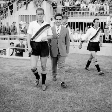 En 1958 el FC Barcelona ficha como nuevo técnico al argentino Helenio Herrera, avalado por sus 2 ligas en el Atlético de Madrid y su buen trabajo durante 4 años en el Sevilla FC. El bonaerense estuvo dos temporadas en el Barça y sacó el mejor rendimiento de Suárez, el cual se convirtió en la nueva referencia je del equipo en detrimento del gran ídolo de la hinchada blaugrana en aquel momento, Ladislao Kubala. 
Herrera se marchó en 1960 al Inter de Milán y un año después insistió a la directiva interista de que para ganar en Europa necesitaba fichar a Luis Suárez del Barcelona.
Su reencuentro no pudo ser más exitoso. En los 8 años que coincidieron en Milán ganaron 3 ligas, 2 Copas de Europa y 2 Copas Intercontinental.
HH decía que al momento de elegir a un futbolista para formar su plantel optaba por Luis Suárez, pues el gallego era capaz de llevar mil jugadas o más en su cabeza.