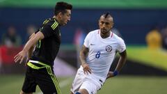 El jugaor de la seleccion mexicana Hector Herrera, izquierda, disputa el balon con Arturo Vidal