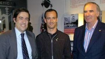 <b>HISTÓRICOS. </b>Txetxu Rojo, Joseba Etxeberria y José Ángel Iribar flanquean al presidente García Macua en un acto en el museo del club.