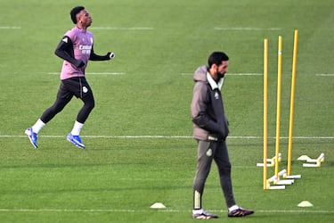 Vinicius Júnior junto a Álvaro Arbeloa durante el entrenamiento del Real Madrid.