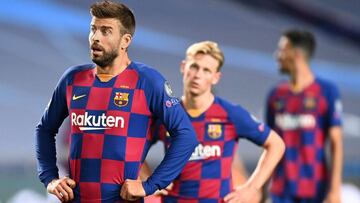 HANDOUT - 14 August 2020, Portugal, Lisbon: (L-R) Barcelona&#039;s Gerard Pique, Frenkie de Jong, and Clement Lenglet react during the UEFA Champions League Quarter Final soccer match between FC Barcelona and FC Bayern Munich at Jose Alvalade Stadium. Pho