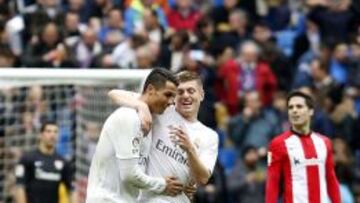 Toni Kroos celebra su gol con Cristiano.