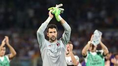 Milan&#039;s goalkeeper Diego Lopez greets fans at the end of the Italian Serie A football match Fiorentina vs AC Milan at the Florence stadium on August 23, 2015 in Florence.    AFP PHOTO / MASSIMO BENVENUTI