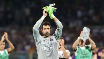Milan's goalkeeper Diego Lopez greets fans at the end of the Italian Serie A football match Fiorentina vs AC Milan at the Florence stadium on August 23, 2015 in Florence. AFP PHOTO / MASSIMO BENVENUTI