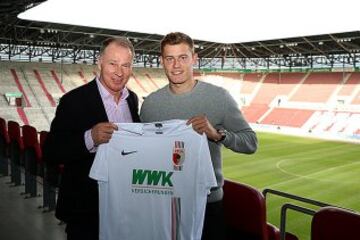 El director deportivo del Ausburgo, Stefen Reuter, con Alfred Finnbogason que llega en calidad de cedido procendente de la Real Sociedad.