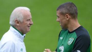 "Jonathan nos ha demostrado que con su fuerza física puede ayudar tanto a la delantero y al centro del campo", dice el seleccionador de Irlanda.