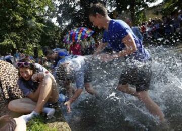 Partido anual de fútbol sobre las aguas del río Windrush