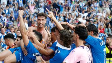 BARCELONA, 24/05/2025.- Los jugadores del Espanyol celebran el segundo gol ante Las Palmas, durante el partido de LaLiga de fútbol que RCD Espanyol y UD Las Palmas disputan este sábado en el RCDE Stadium, en Barcelona. EFE/Andreu Dalmau