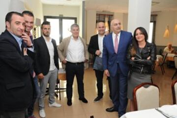 Rub谷n de la Barrera, entrenador de la Cultural con el director adjunto de As, Alejandro Elortegui, director de AS TV Javier G車mez Matallanas, ?ngel Garc赤a Col赤n y Patricia Caz車n.