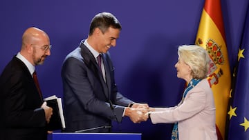 Spain's acting Prime Minister Pedro Sanchez holds European Commission President Ursula von der Leyen's hands as he stands next to European Council President Charles Michel at a press conference on the day of the informal meeting of European heads of state or government, in Granada, Spain October 6, 2023. REUTERS/Jon Nazca