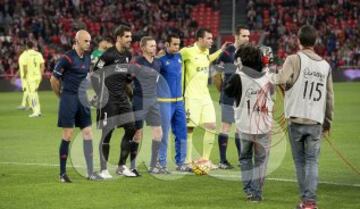Partido Athletic de Bilbao-Levante. El árbitro Alejandro José Hernández Hernández arropado por los capitanes de ambos equipos, Iraizoz y David Navarro, los asistentes Teodoro Sobrino Magán y José E. Naranjo Pérez, y el cuarto árbitro Raúl M. González Francés.