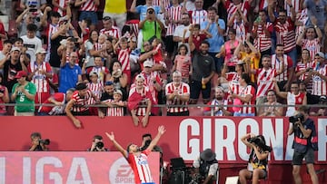 GIRONA, 20/08/2023.- El delantero uruguayo del Girona FC Cristhian Stuani celebra su gol, durante el partido de la segunda jornada de Liga en Primera División entre el Girona FC y el Getafe CF hoy domingo en el estadio municipal de Montilivi, en Girona. EFE/David Borrat.
