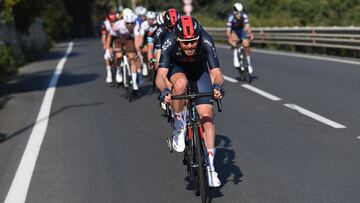 Filippo Ganna tira del pelotón durante el tramo final de la Milán-San Remo 2021 antes de la subida al Poggio.