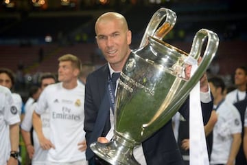 Zidane poses with the Champions League trophy after Real Madrid's final win over Atlético Madrid.