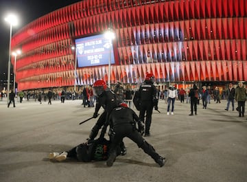 Durante un partido de la Europa League de 2018 ante el Athletic Club, un ertzaina falleció de un paro cardiaco tras los graves incidentes de los ultras de Spartak de Moscú en las inmediaciones de San Mamés.