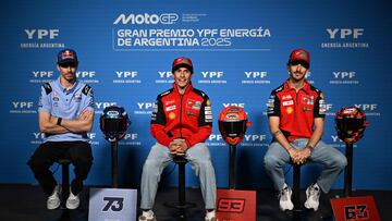 Márquez escoltado por su hermano Álex y Pecco en la rueda de prensa del jueves en Argentina.