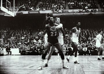 Elgin Gay Baylor desarrolló toda su carrera en los Minneapolis/Los Angeles Lakers convirtiéndose en una de las mayores leyendas de la franquicia. En 1977 ingresó en el Salón de la Fama del Baloncesto, y en 1996 fue elegido uno de los 50 mejores jugadores de la historia de la NBA. A pesar de ello no consiguió ningún anillo sometido al dominio de los Celtics. Para muchos, el mejor jugador que nunca ganó un anillo.