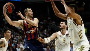 El base del Kirolbet Baskonia Nik Stauskas juega un bal&oacute;n ante Walter Tavares y Rudy Fern&aacute;ndez, del Real Madrid, durante el partido de la Euroliga de baloncesto disputado esta noche en el Wizink Center