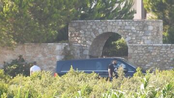           El representante Jorge Mendes y el presidente de la Juventus han llegado a la villa privada en la que se hospeda Cristiano por separado en helicóptero. Han estado reunidos desde las 14:00 hasta las 18:30 horas con el portugués. Una reunión tensa en la que se ha apreciado mucho movimiento en la gente de seguridad de Cristiano. Cuando la reunión ha acabado han salido Jorge Mendes y el presidente de la Juventus en una furgoneta oscura que han puesto delante de la puerta. Después se han ido en dos helicópteros.